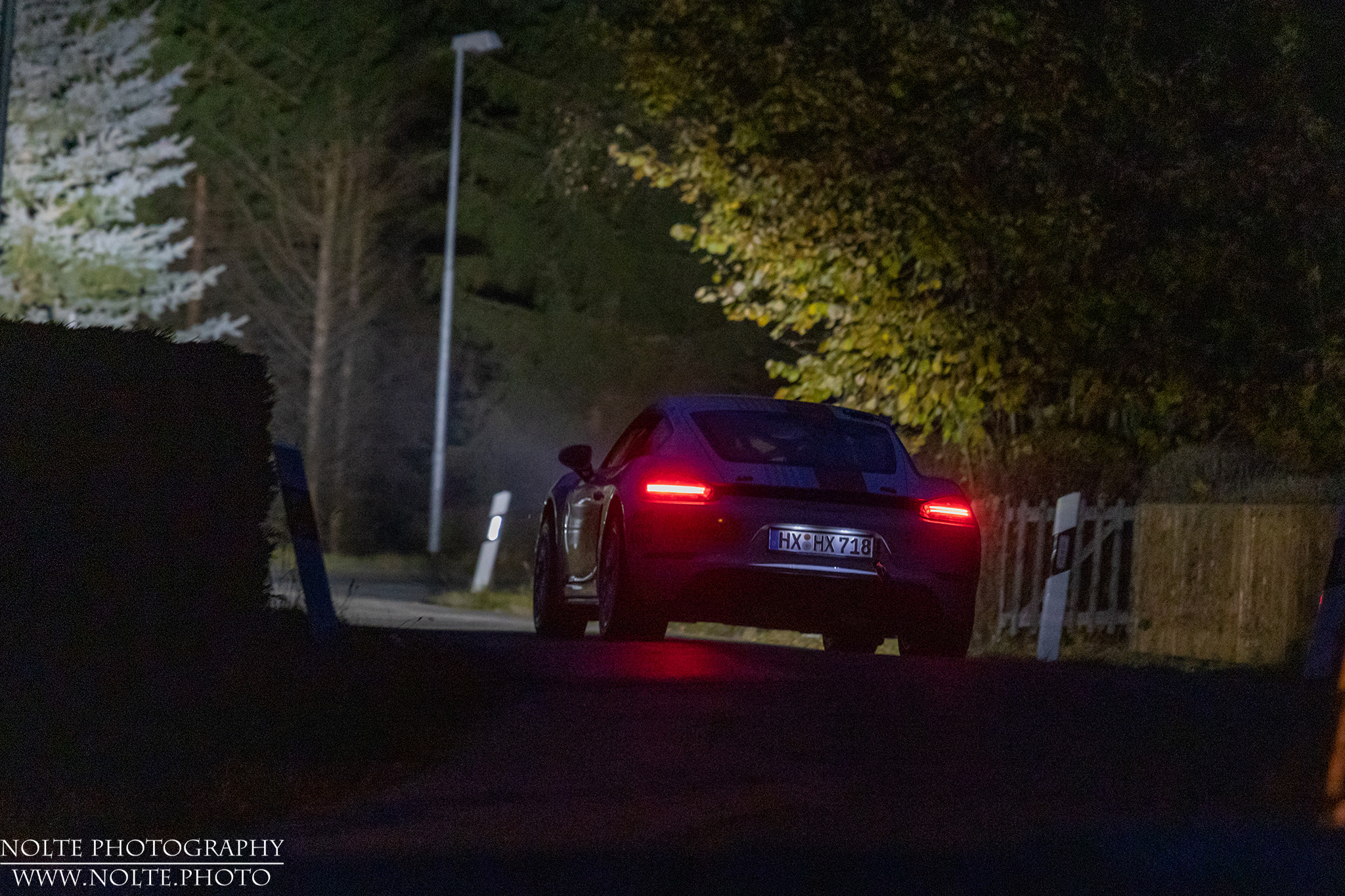 Porsche Cayman auf einer nächtlichen Rallye-Wertungsprüfung